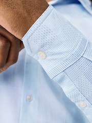 כחול בהיר משובץ - חולצה מחויטת מתערובת עשירה בכותנה עם עיטור ומרקם - תמונה 4 מתוך 8