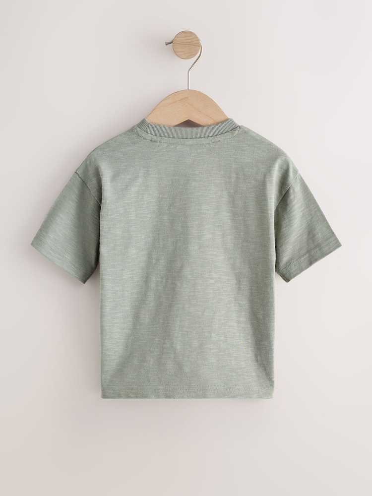 أخضر زرافة - تيشرت بكُم قصير وبتصميم مزخرف (3 شهور-7 سنوات) - صورة 2 من 4 أخضر زرافة - تيشرت بكُم قصير وبتصميم مزخرف (3 شهور-7 سنوات) - صورة 2 من 4