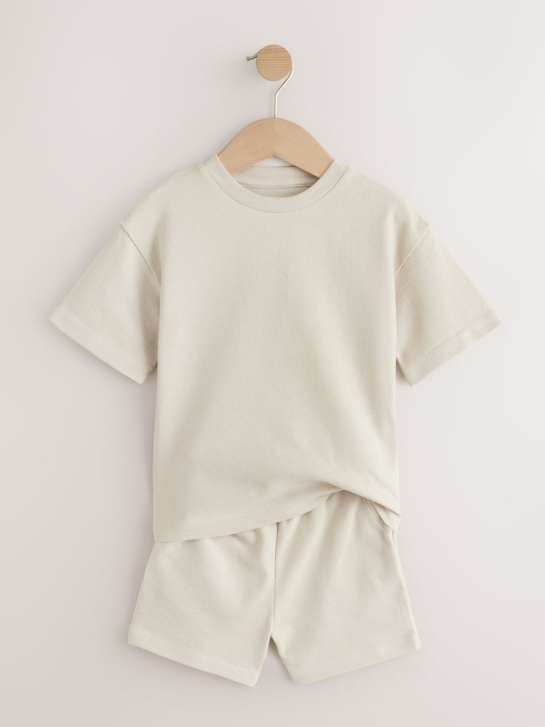 Next：日本 ベージュ - テクスチャード 半袖Tシャツ＆ショートパンツ