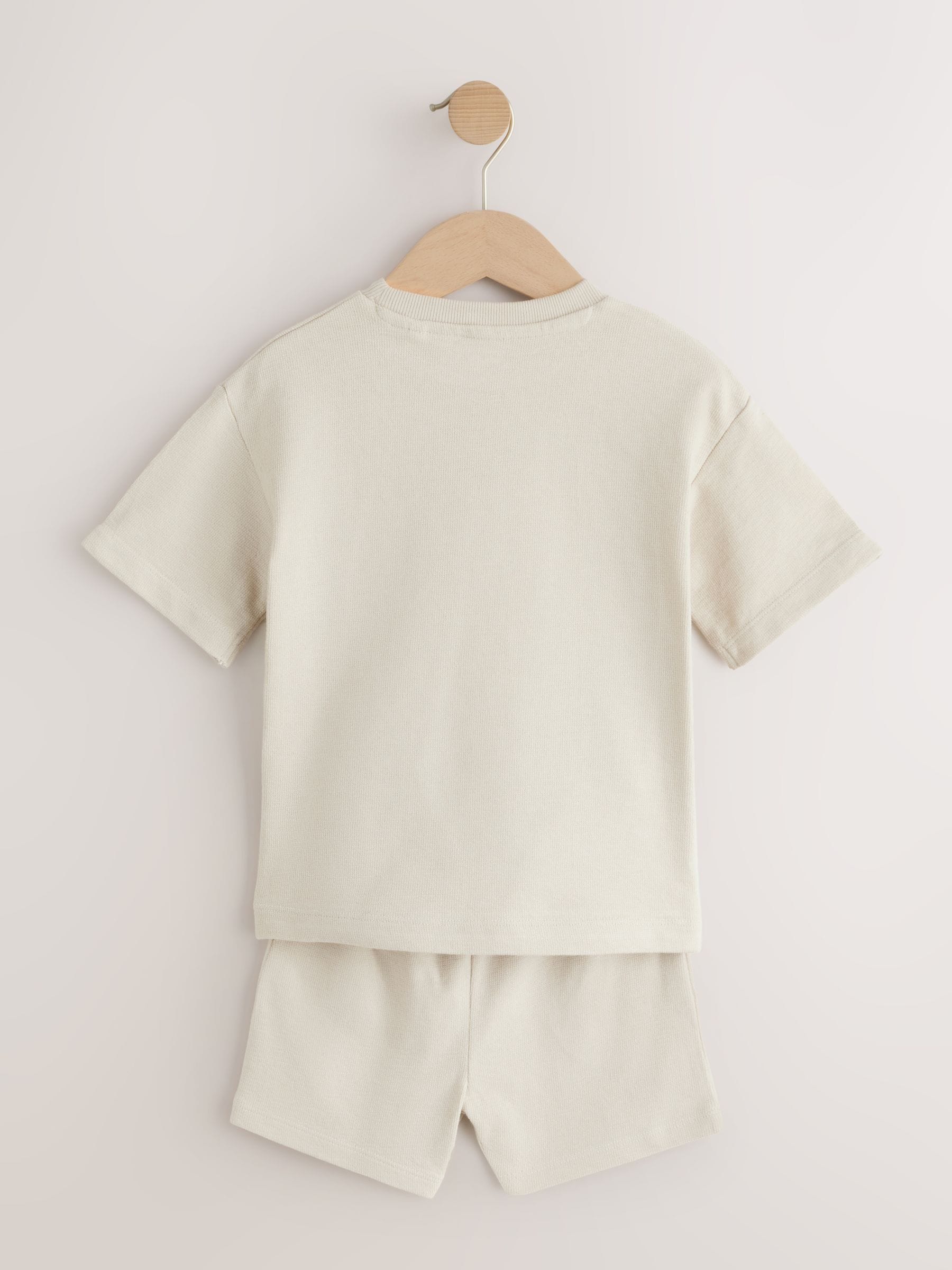 Next：日本 ベージュ - テクスチャード 半袖Tシャツ＆ショートパンツ