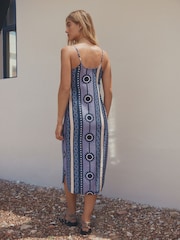 Marineblauw met grafische print - Halflange zomerslipdress - Afbeelding 4 van 9