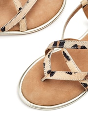 Estampado animal - Moda in Pelle Animal Print Jacaran Flat Criss Cross Sandals - Imagen 4 de 4