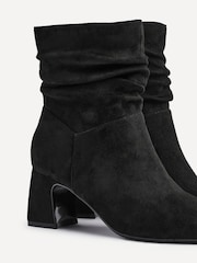 Linzi Maven Ruched Block Heel Ankle Boots - Imagem 4 de 5