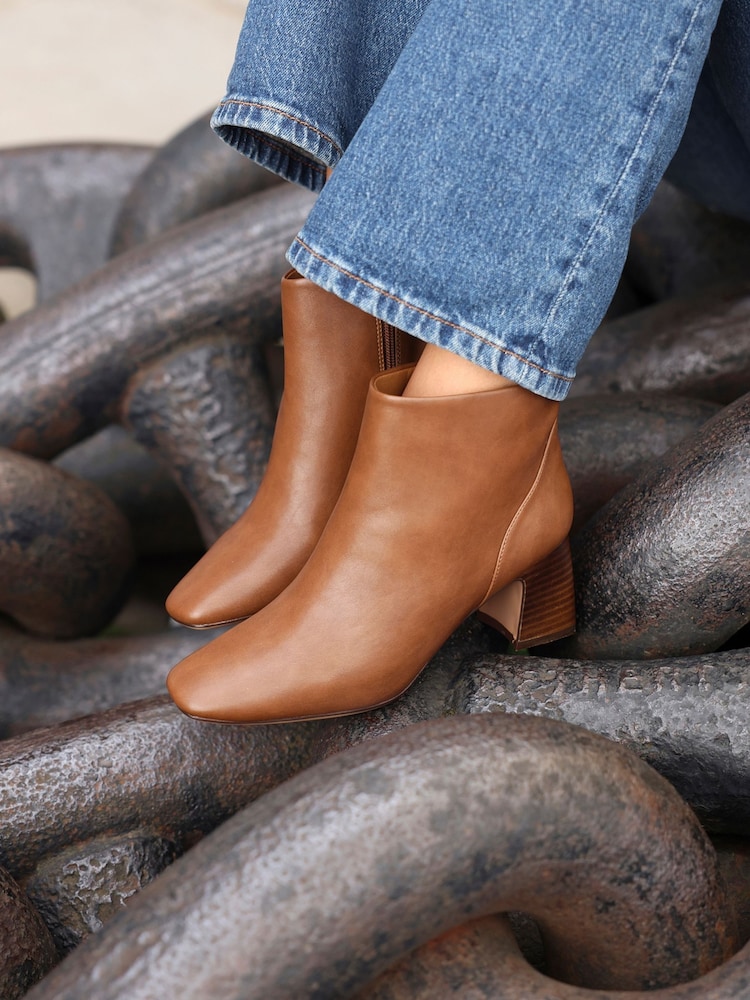 Botas de cano curto Linzi Cove com bico quadrado e salto bloco - Imagem 2 de 6
