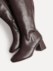 Botas Linzi Fable Wide Fit com salto bloco e perna alta - Imagem 5 de 6