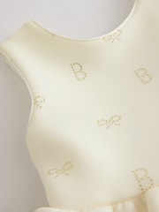 فستان مزدوج التنورة من سكوبا شبكي بتفاصيل Hotfix بلون كريمي من Baker by Ted Baker - صورة 3 من 6