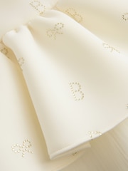 فستان مزدوج التنورة من سكوبا شبكي بتفاصيل Hotfix بلون كريمي من Baker by Ted Baker - صورة 4 من 6