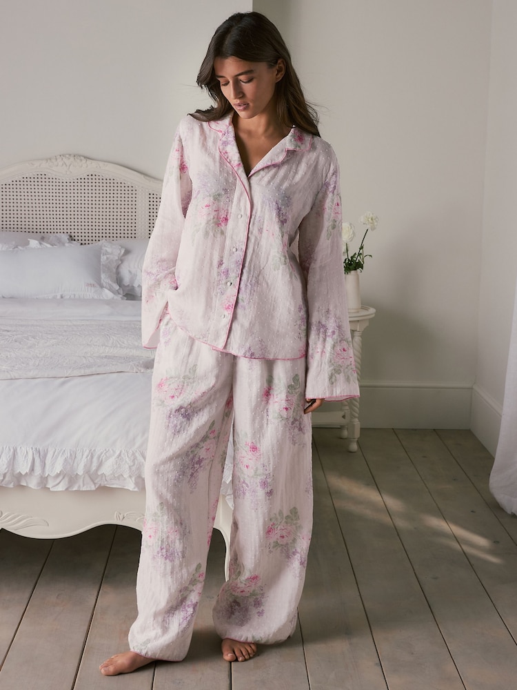 Shabby Chic Double Cloth Crinkle Pink Floral Pyjamas - Bild 1 von 13