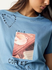 Zils - Kafijas grafikas īspiedurkņu T-krekls ar apaļu kakla izgriezumu - Attēls 4 no 8