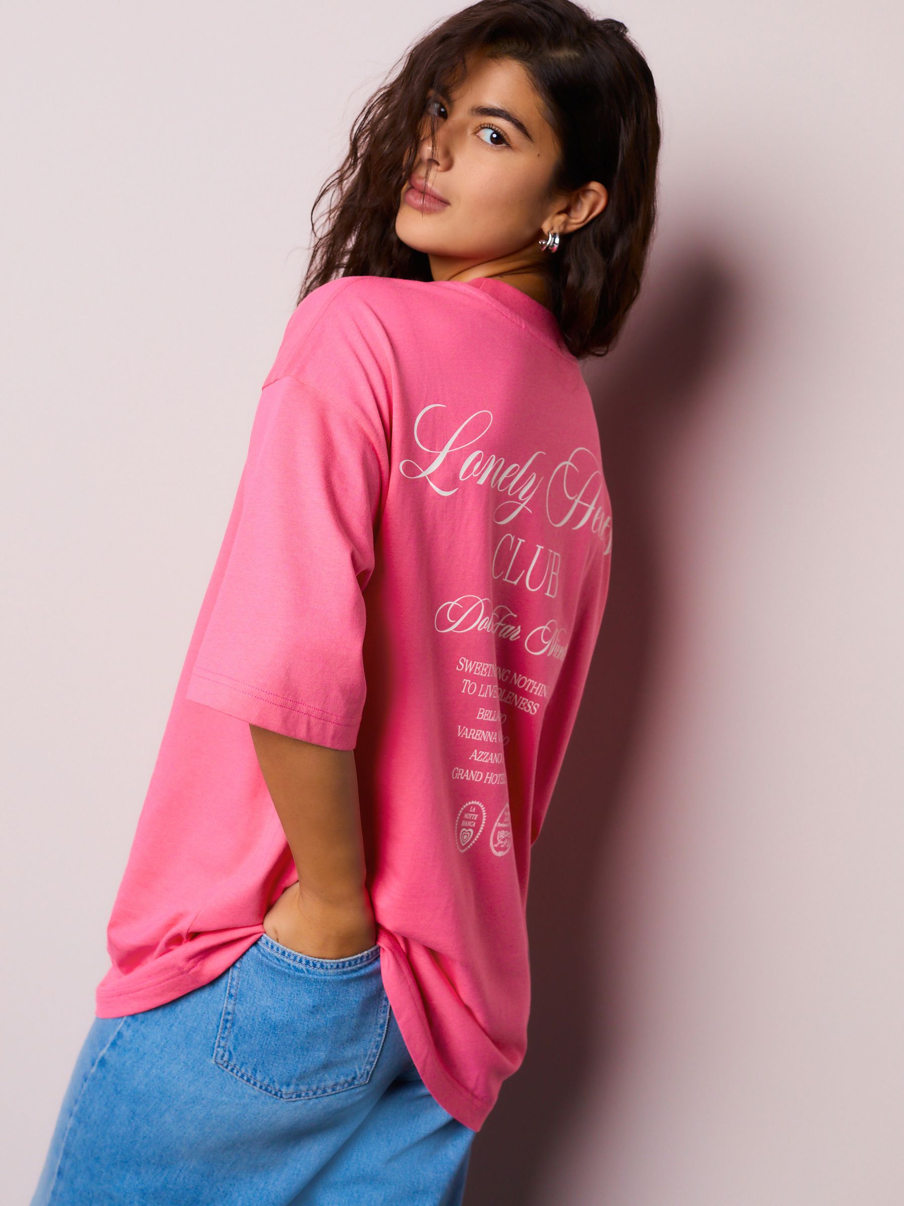 Next：日本 ピンク - グラフィックオーバーサイズクルーネックTシャツ