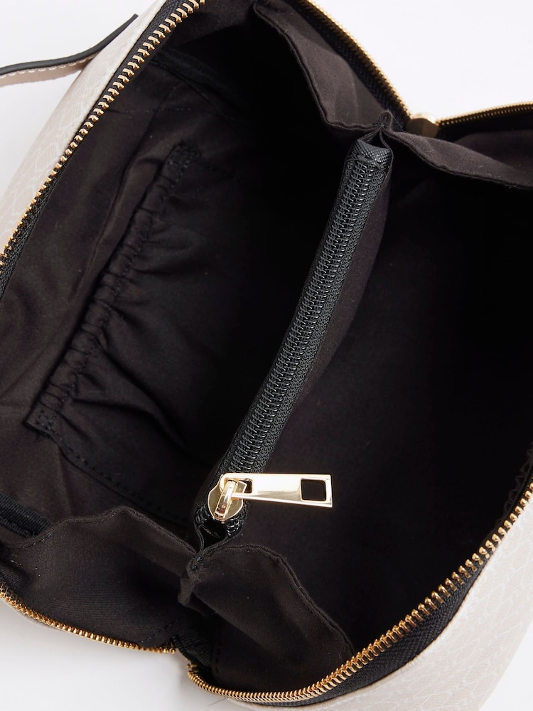 River Island Faux Leather Monogram Make Up Bag - Imagem 5 de 5
