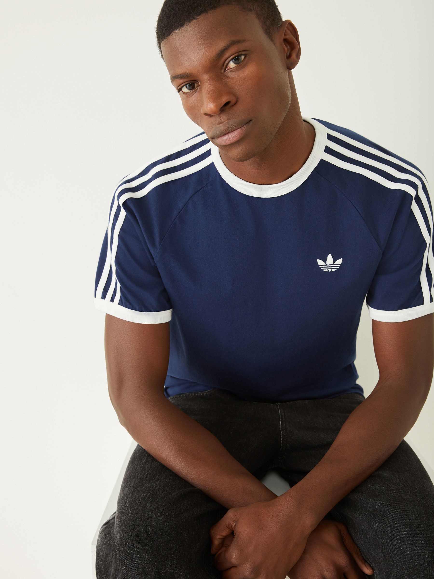 Next：日本 ネイビー ブルー - adidas Originals 3-ストライプ Tシャツ