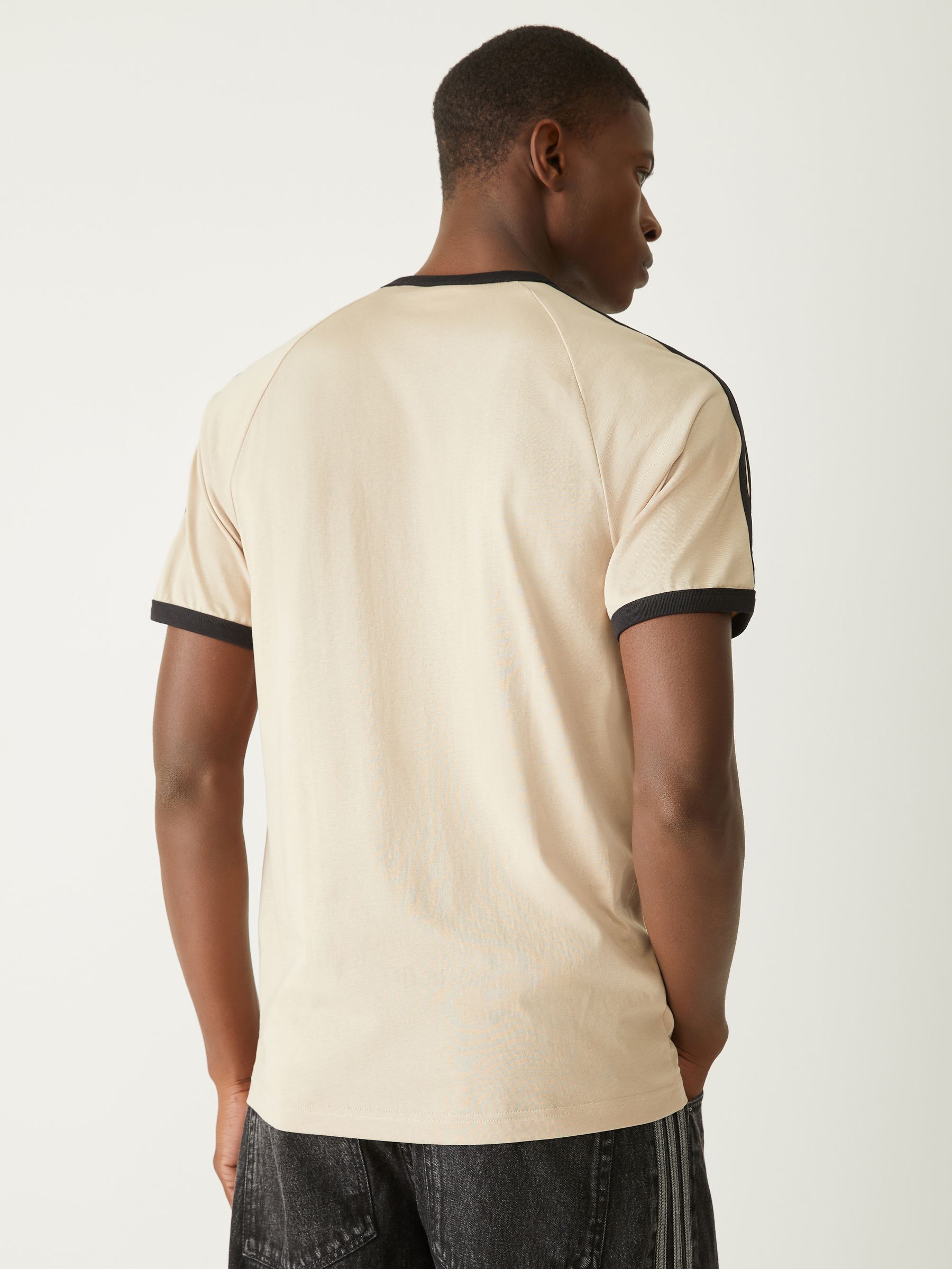 Next：日本 ベージュ - adidas Originals 3-ストライプ Tシャツ from