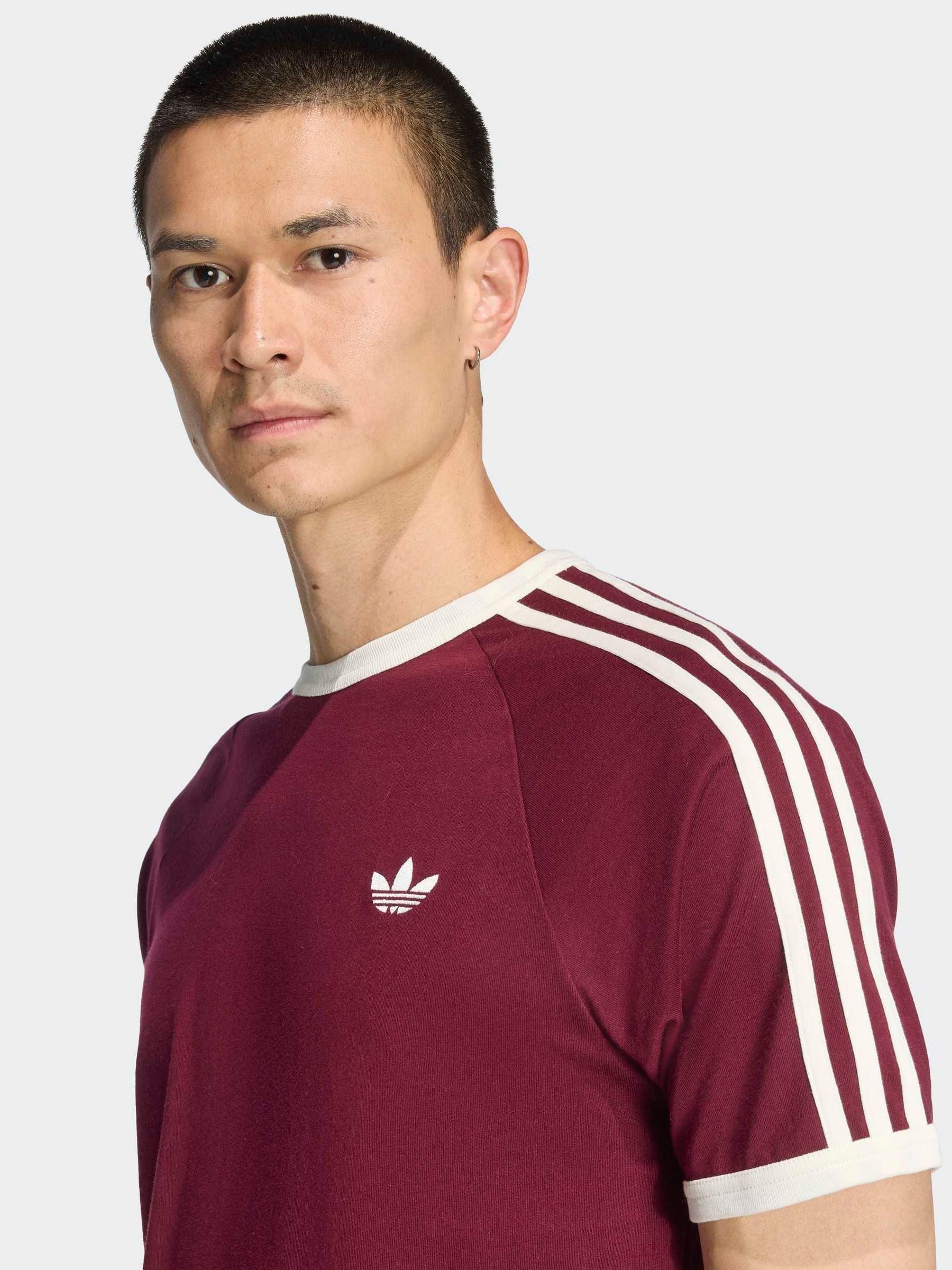 Next：日本 バーガンディレッド - adidas Originals 3-ストライプ T
