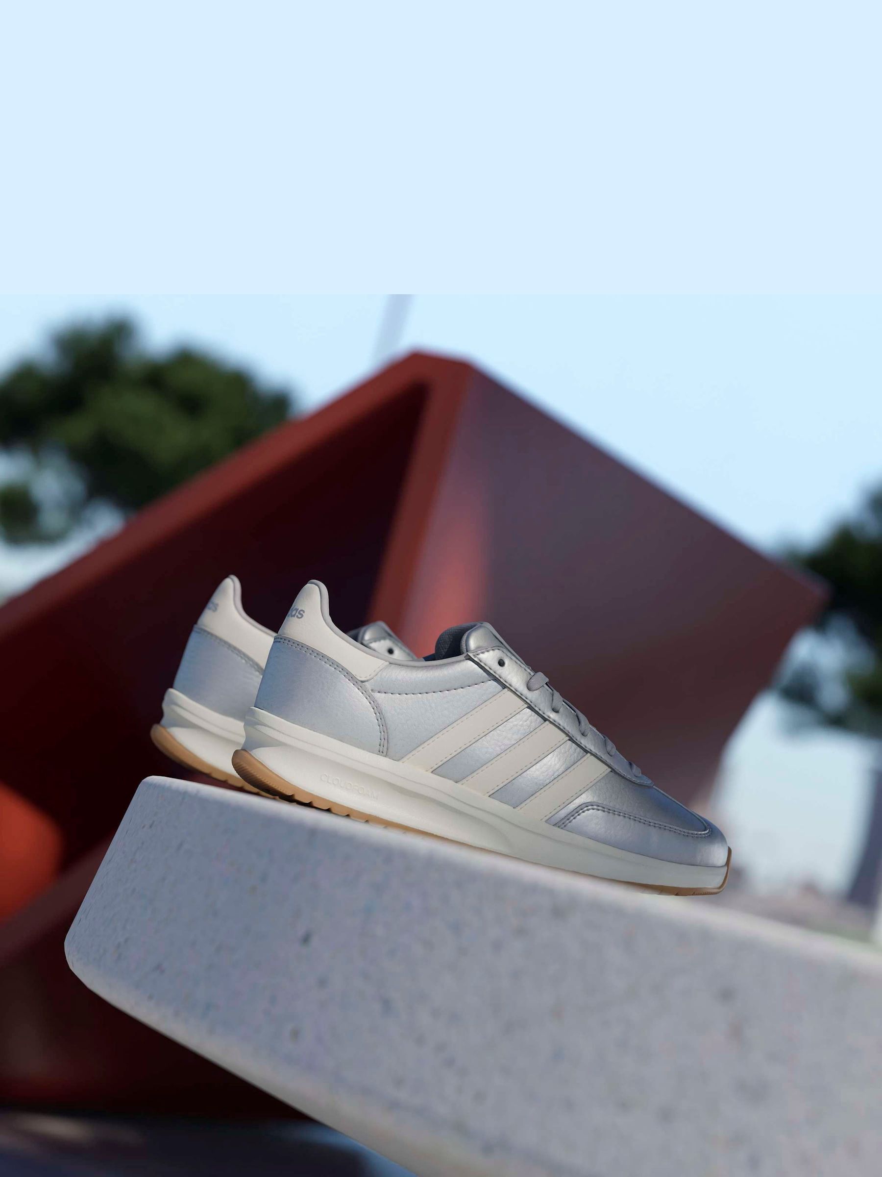 Next：日本 シルバー - adidas Run 70s 4.0 スニーカー from Next Japan