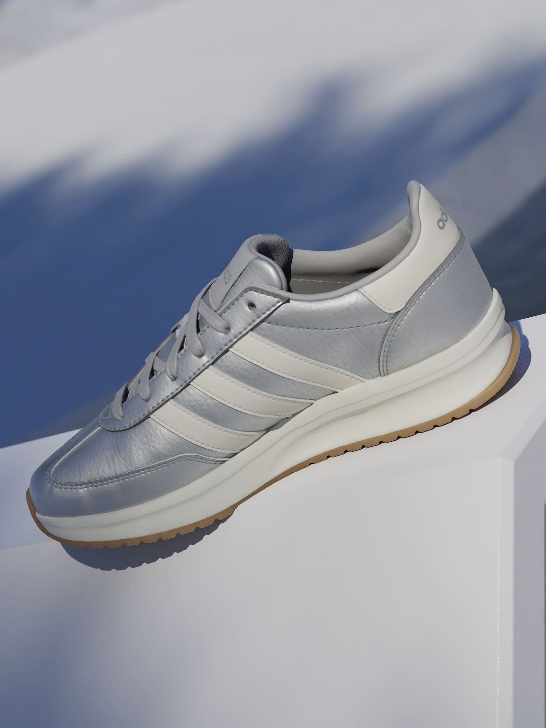 Next：日本 シルバー - adidas Run 70s 4.0 スニーカー from Next Japan