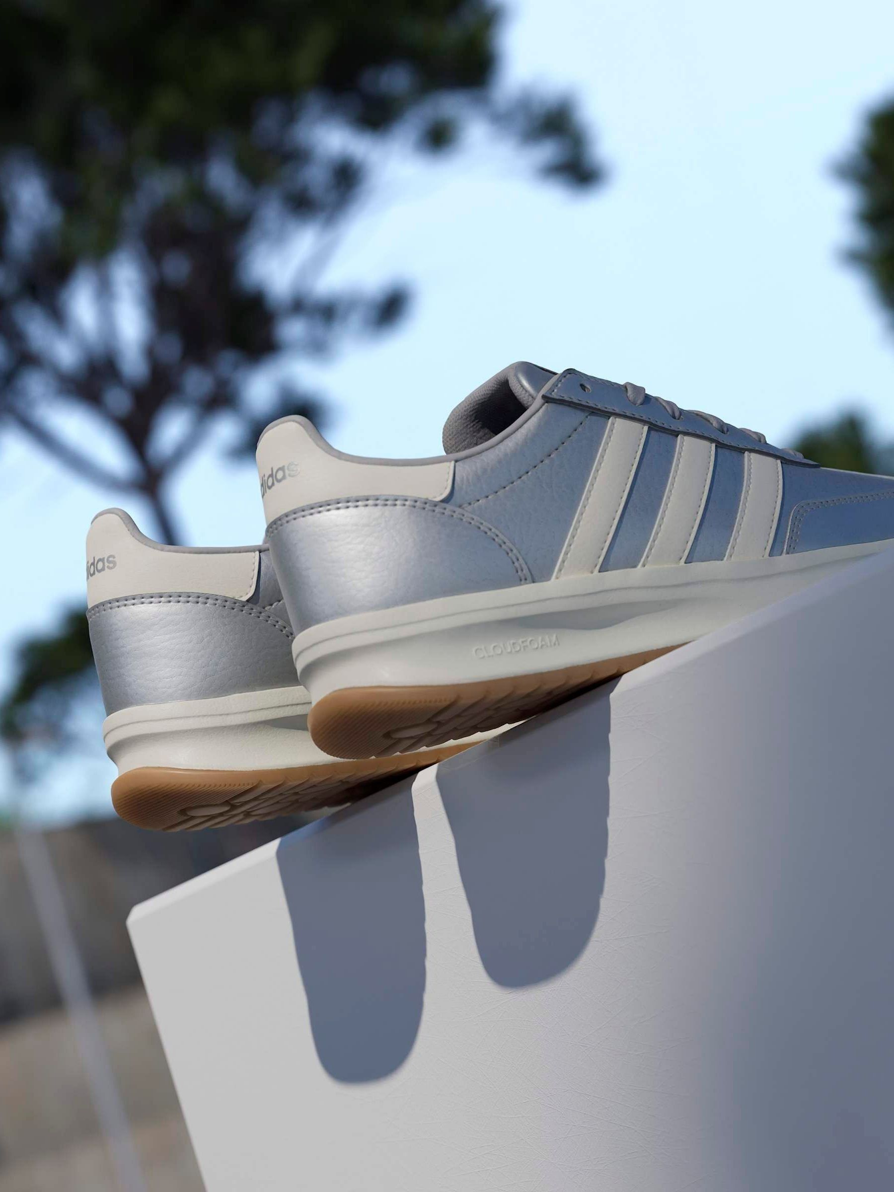 Next：日本 シルバー - adidas Run 70s 4.0 スニーカー from Next Japan
