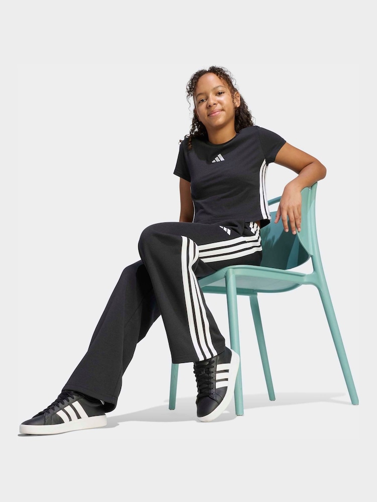 أسود - تيشرت أطفال Essentials بثلاث خطوط من adidas - صورة 2 من 6