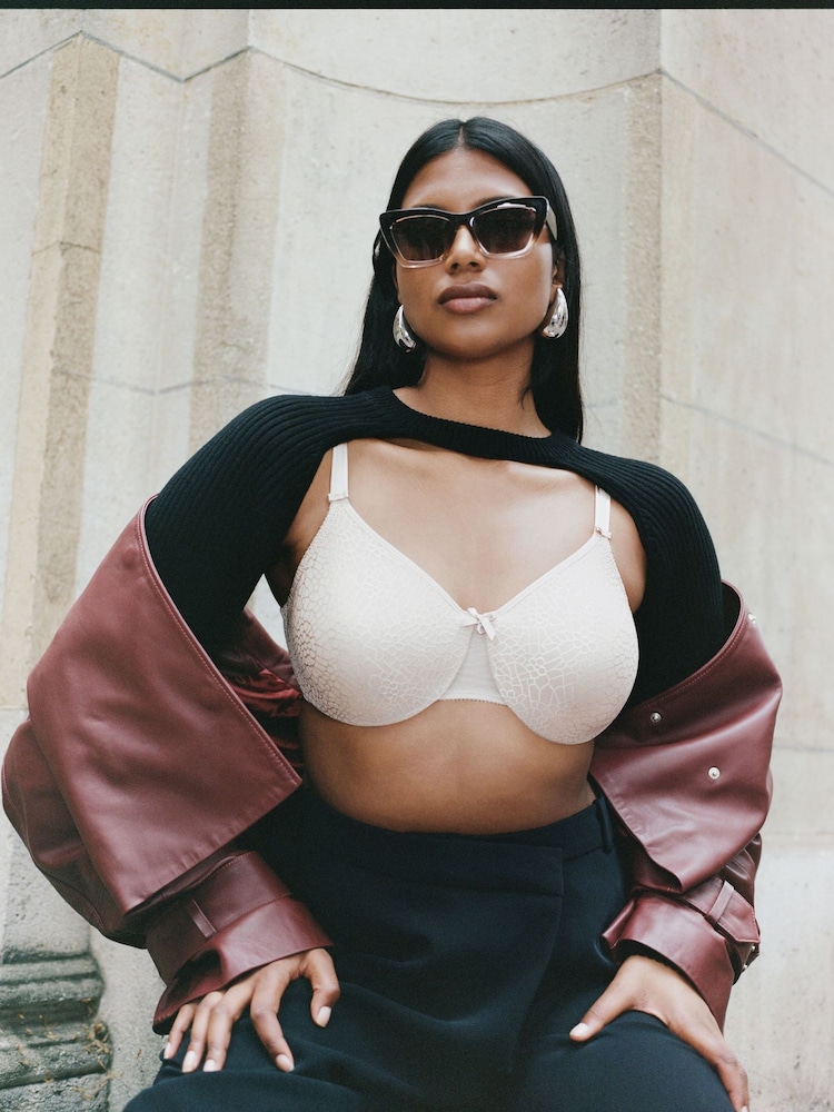 Chantelle Nude Magnifique Seamless Full Cup Minimiser Underwired Bra - Image 1 of 4