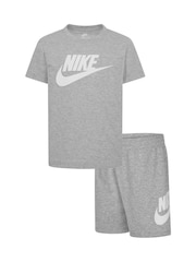 Nike conjunto de camisetas y pantalones cortos de Little Kids Club - Imagen 1 de 7
