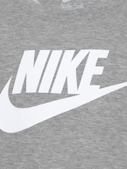 Nike conjunto de camisetas y pantalones cortos de Little Kids Club - Imagen 4 de 7