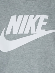 Nike conjunto de camisetas y pantalones cortos de Little Kids Club - Imagen 7 de 7