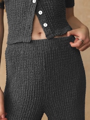 אפור - מכנסיים רחבים עם טקסטורה - תמונה 5 מתוך 7