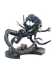MenKind Black QFig Alien Queen Max Elite Diorama Figure Gift Set - Image 3 of 3