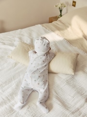 ホワイト - Born In 2026 ベビーパジャマ & 帽子セット（0～9か月） - 画像 2 / 13