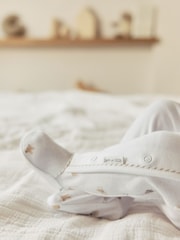 ホワイト - Born In 2026 ベビーパジャマ & 帽子セット（0～9か月） - 画像 5 / 13