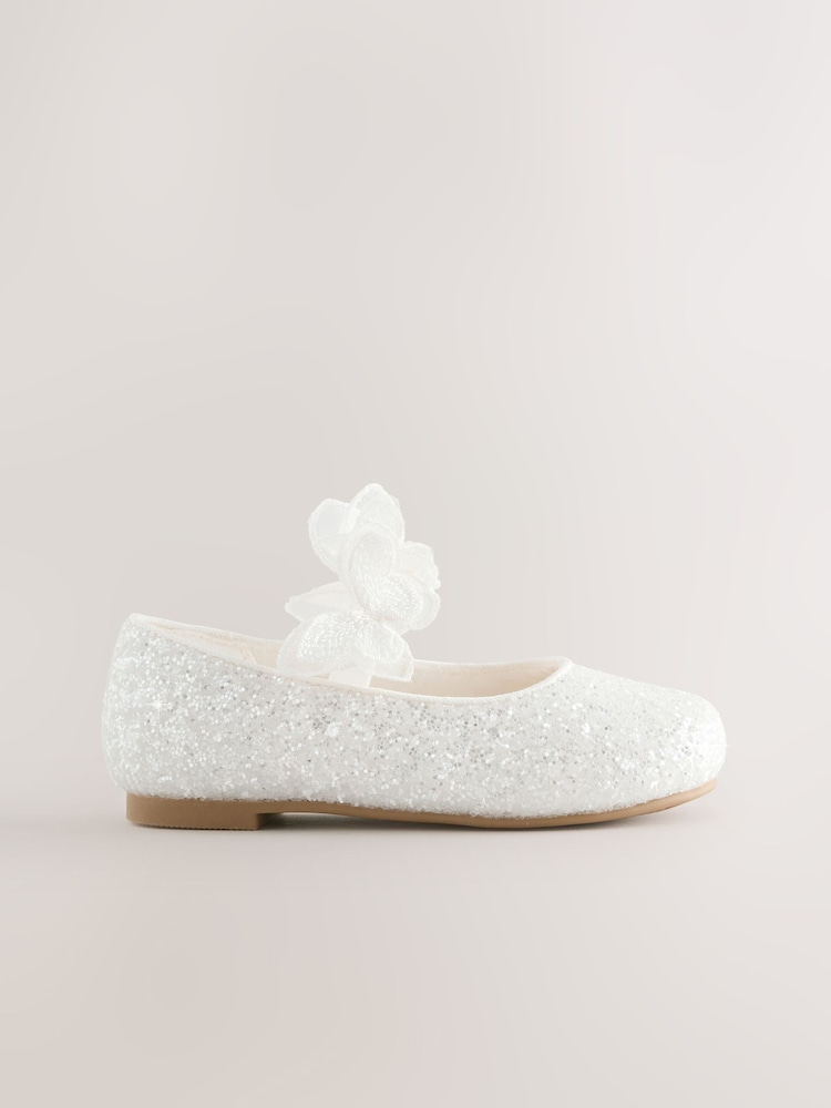 أبيض - حذاء مناسبات لامع بحزام مزيّن بفراشة - صورة 2 من 5 أبيض - حذاء مناسبات لامع بحزام مزيّن بفراشة - صورة 2 من 5