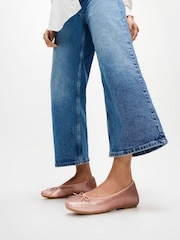 Creme - Sapatilhas FitFlop Delicato Bow com lantejoulas - Imagem 1 de 12