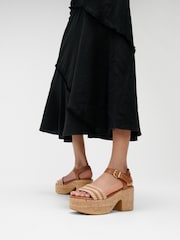 Castanho - FitFlop Platfforms V-Weave Leather Heeled Black Sandals - Imagem 1 de 5