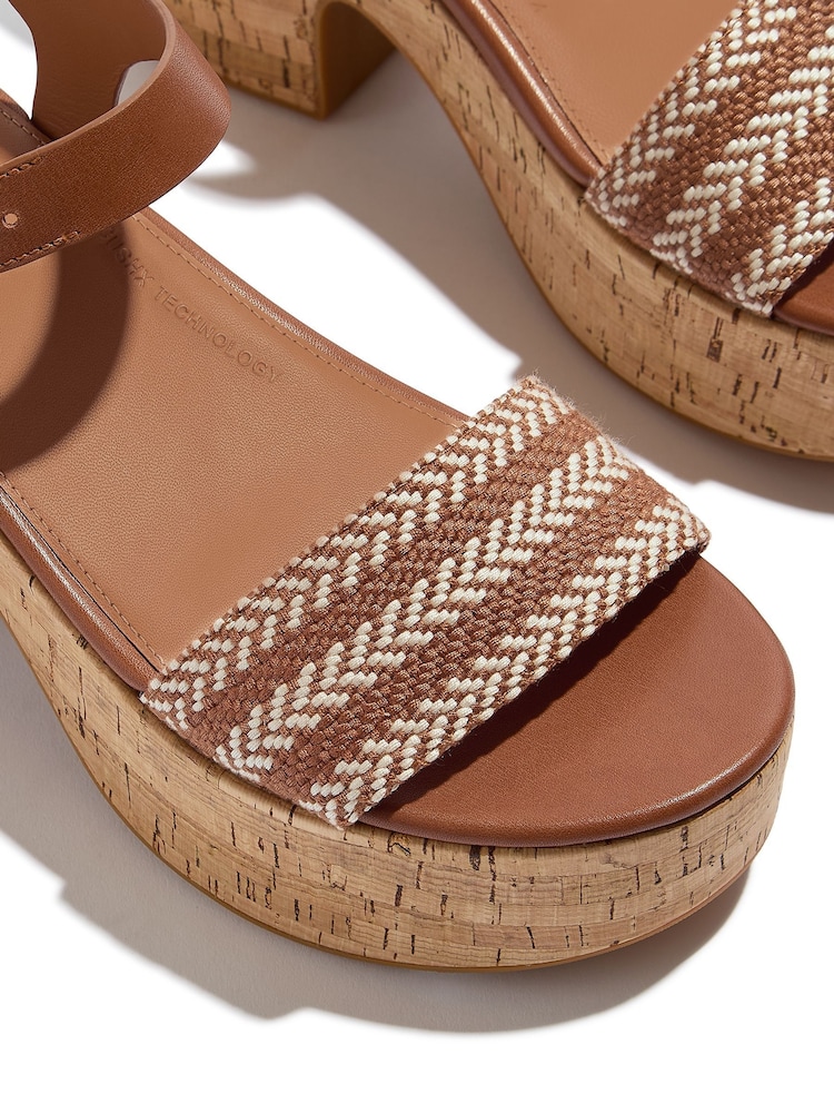 Castanho - FitFlop Platfforms V-Weave Leather Heeled Black Sandals - Imagem 5 de 5