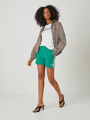 綠色 - adidas Originals Firebird 短褲 - 圖片 2，共 5