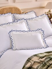 Nina Campbell Jester Scallop Spot 200 Thread Count Cotton Cushion - Imagen 1 de 2