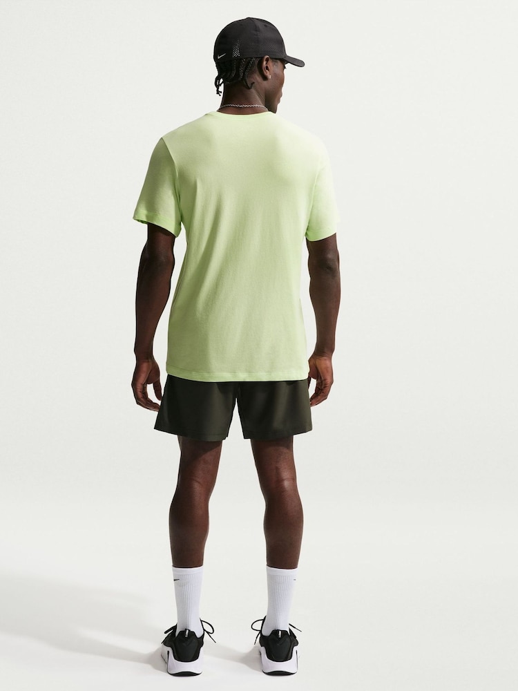 Zielony - Szorty treningowe Nike Dri-FIT Form 7 cali bez podszewki - Obraz 2 z 6 Zielony - Szorty treningowe Nike Dri-FIT Form 7 cali bez podszewki - Obraz 2 z 6