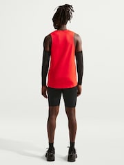 Crimson Rød - Nike Dri-FIT Miler løpetopp - Bilde 2 av 5