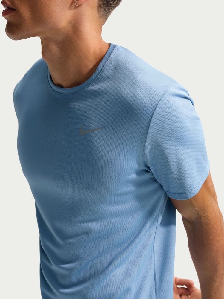 צבע כחול עבודה - Nike חולצת טי לריצה מבד Dri-Fit, דגם Miler - תמונה 5 מתוך 5 צבע כחול עבודה - Nike חולצת טי לריצה מבד Dri-Fit, דגם Miler - תמונה 5 מתוך 5