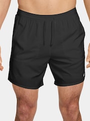 Μαύρο - Σορτς για τρέξιμο Nike Dri-FIT Stride 7 ίντσα 2-σε-1 - Εικόνα 1 του 5