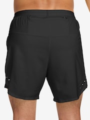 Μαύρο - Σορτς για τρέξιμο Nike Dri-FIT Stride 7 ίντσα 2-σε-1 - Εικόνα 2 του 5