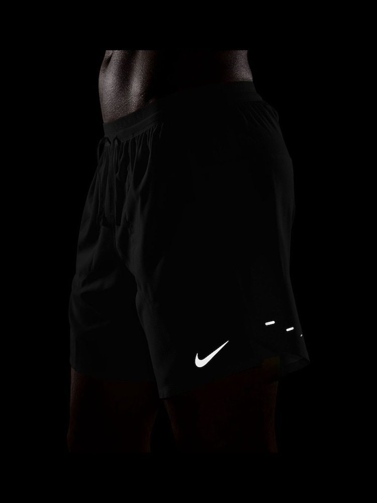 Μαύρο - Σορτς για τρέξιμο Nike Dri-FIT Stride 7 ίντσα 2-σε-1 - Εικόνα 5 του 5