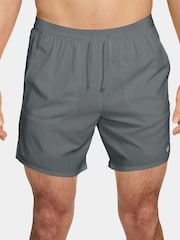 Γκρι καπνού - Σορτς για τρέξιμο Nike Dri-FIT Stride 7 ίντσα 2-σε-1 - Εικόνα 1 του 4