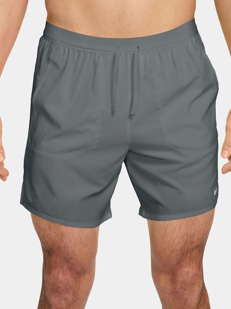 Γκρι καπνού - Σορτς για τρέξιμο Nike Dri-FIT Stride 7 ίντσα 2-σε-1 - Εικόνα 1 του 4