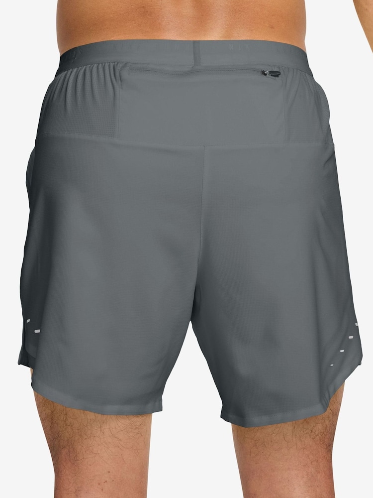 Γκρι καπνού - Σορτς για τρέξιμο Nike Dri-FIT Stride 7 ίντσα 2-σε-1 - Εικόνα 2 του 4