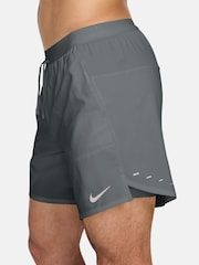 Γκρι καπνού - Σορτς για τρέξιμο Nike Dri-FIT Stride 7 ίντσα 2-σε-1 - Εικόνα 3 του 4