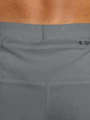 Γκρι καπνού - Σορτς για τρέξιμο Nike Dri-FIT Stride 7 ίντσα 2-σε-1 - Εικόνα 4 του 4