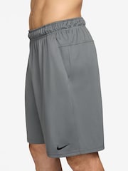 Kouřově šedá - 9 palcové tréninkové kraťasy Nike Dri-FIT Flex Totality - Obrázek 3 z 4
