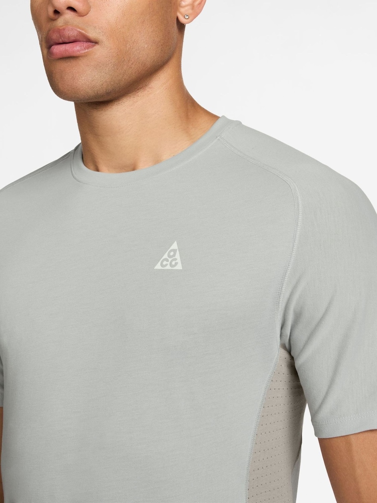 Nike Grey Fog ACG Solar Chase Dri-FIT ADV Running T-Shirt - Image 3 of 3