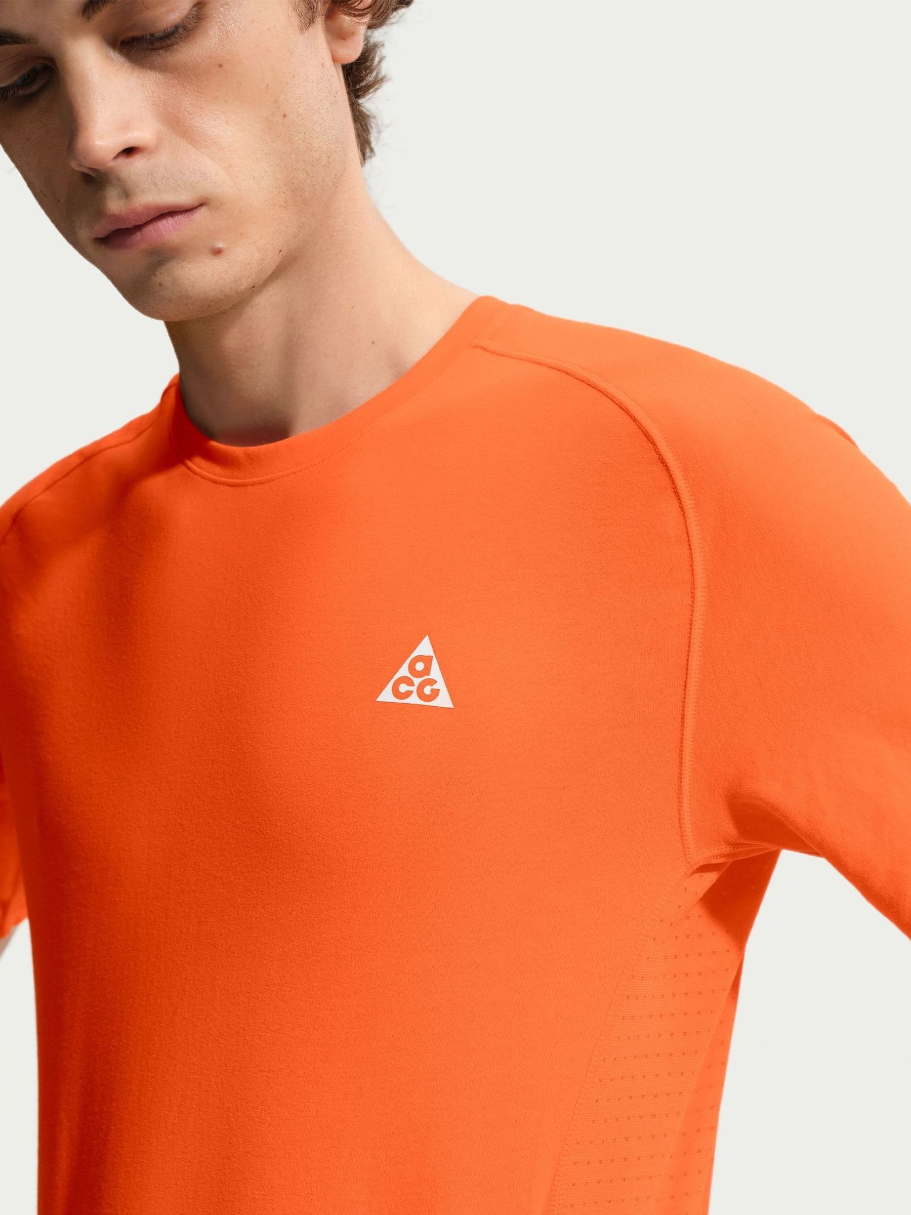 Next：日本 セーフティオレンジ - Nike ACG ソーラー チェイス Dri-FIT